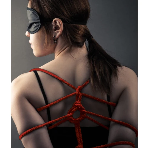 Vrouw vastgebonden met rood touw