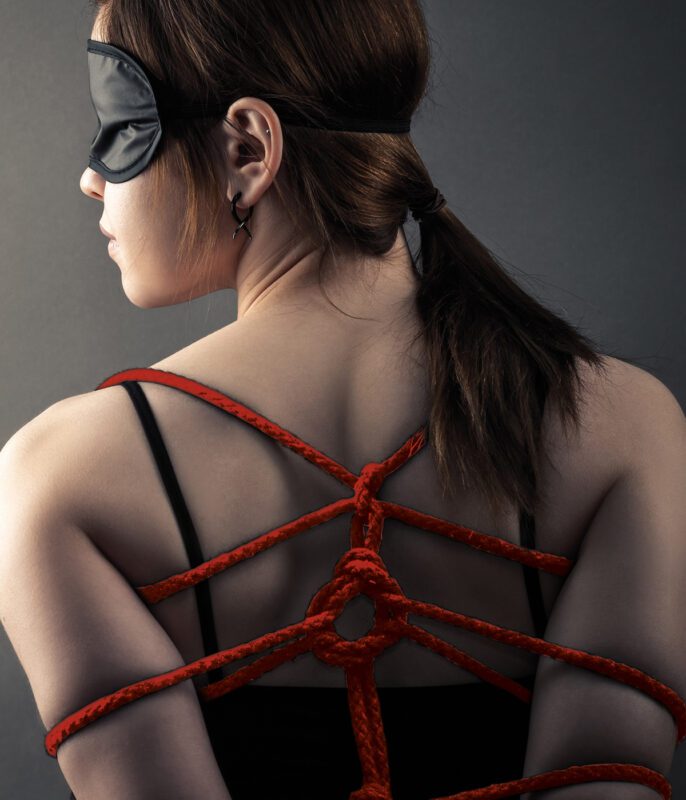 Vrouw vastgebonden met rood touw
